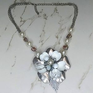 Metal 3D Flower Beaded Mother Pearl Chain Necklace